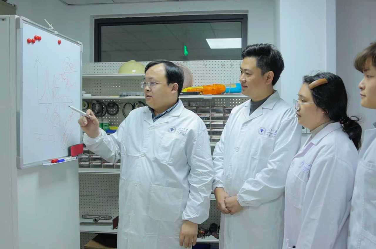 浙江大学衢州研究院里,实验团队.jpg