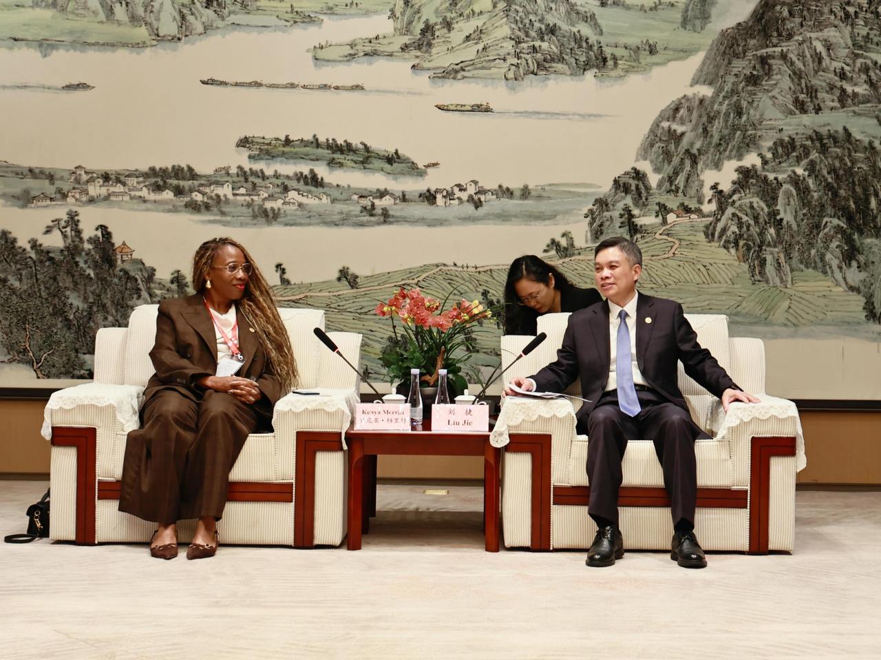刘捷会见美国中西部地区政商领袖代表团