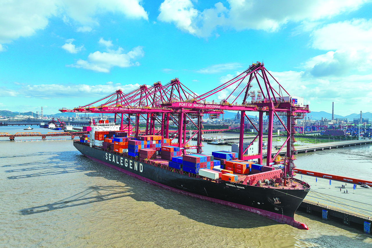 等待起航的“伊斯坦布尔桥”轮。 通讯员 向恋梅 摄.jpg