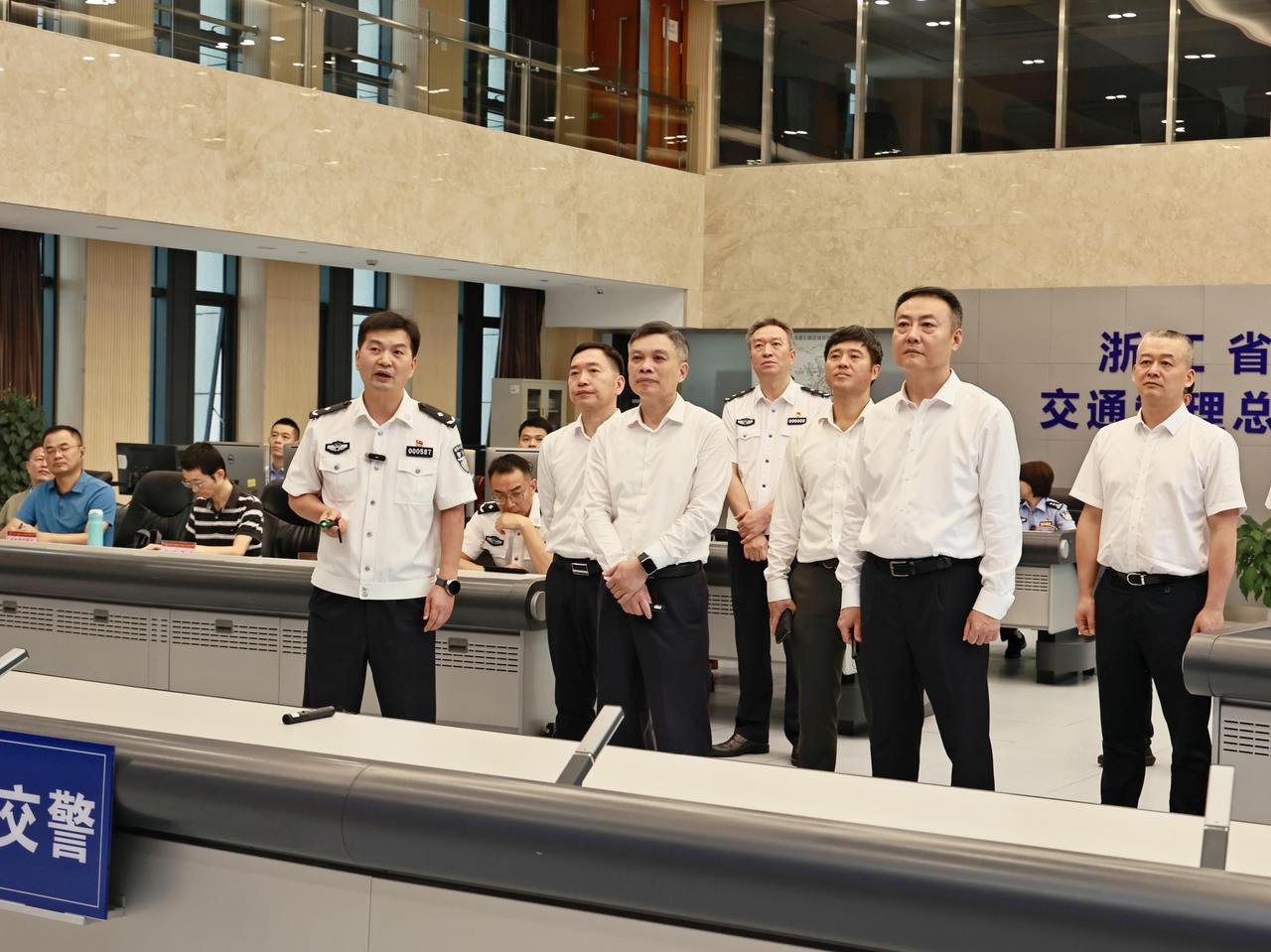 刘捷在杭州检查节日期间有关工作并看望慰问一线工作人员