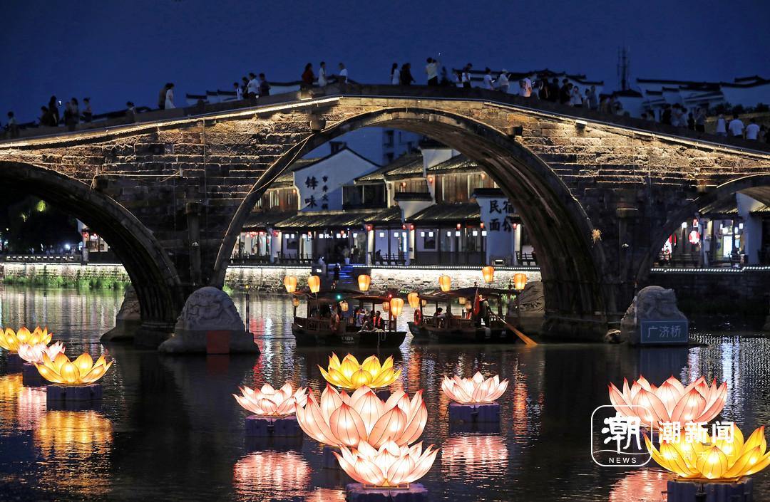 10月2日晚,杭州临平区塘栖古镇推出“月满运河·梦栖塘栖”祈福之夜、“长安三万里·梦回大唐”VR移动影厅及诗词背诵挑战赛等一系列夜游活动。市民游客漫步古运河畔,吟诗、泛舟、观灯、品茗,在千年水乡的夜色中,开启一段别有韵味的假日旅程。.jpg
