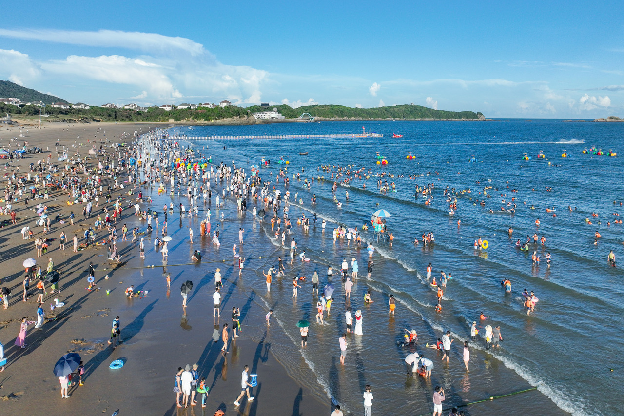 10月2日,舟山市朱家尖南沙景区游人如织,来自各地的游客在“碧海金沙”之间戏水游玩,体验海上摩托艇、海上三轮车等项目,感受滨海乐趣,乐享假期美好时光。.jpg