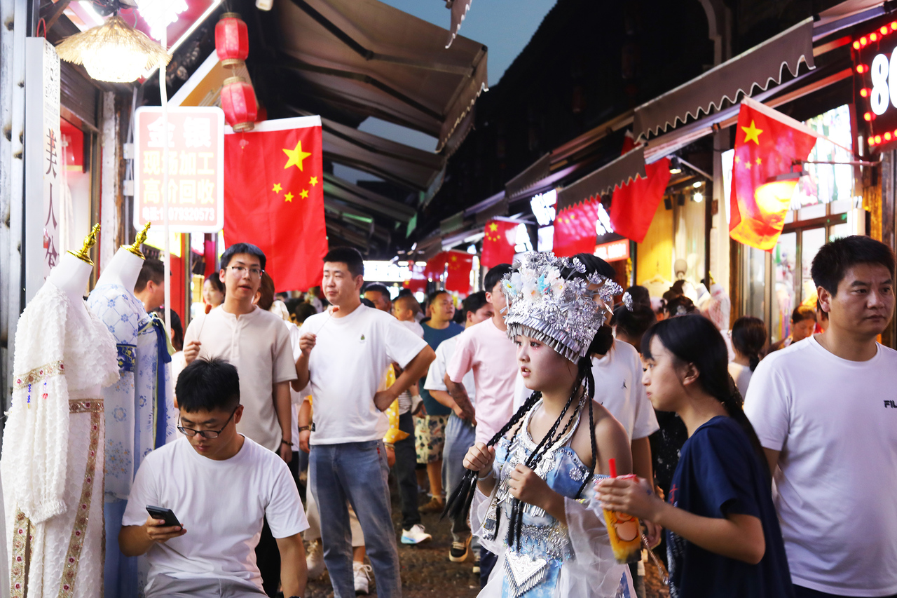 国庆中秋长假期间,义乌市佛堂古镇老街人头攒动,处处洋溢着喜庆的节日气氛。各地游客前来赏民俗、品美食、看表演,乐享假日时光,古镇游热度持续攀升。.jpg