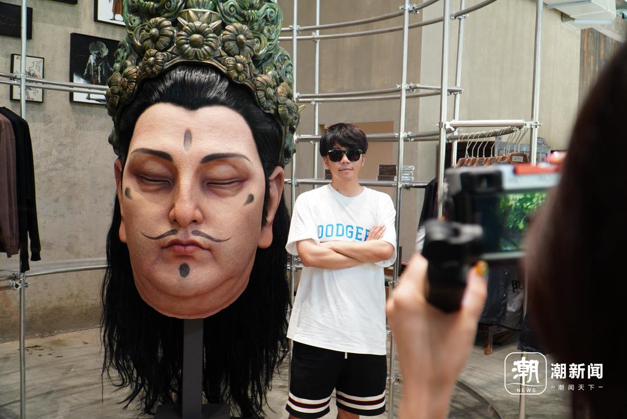 全国首家“黑神话BLACKMYTH”线下零售店内,顾客在打卡拍照。记者 毛艺蓉 摄.JPG