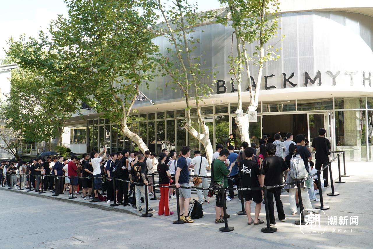 9月25日,全国首家“黑神话BLACKMYTH”线下零售店门前排起长队。记者 毛艺蓉 摄.jpg