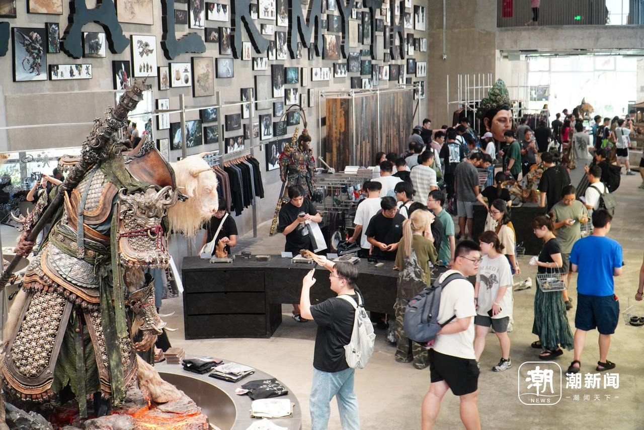 全国首家“黑神话BLACKMYTH”线下零售店内。记者 毛艺蓉 摄.JPG