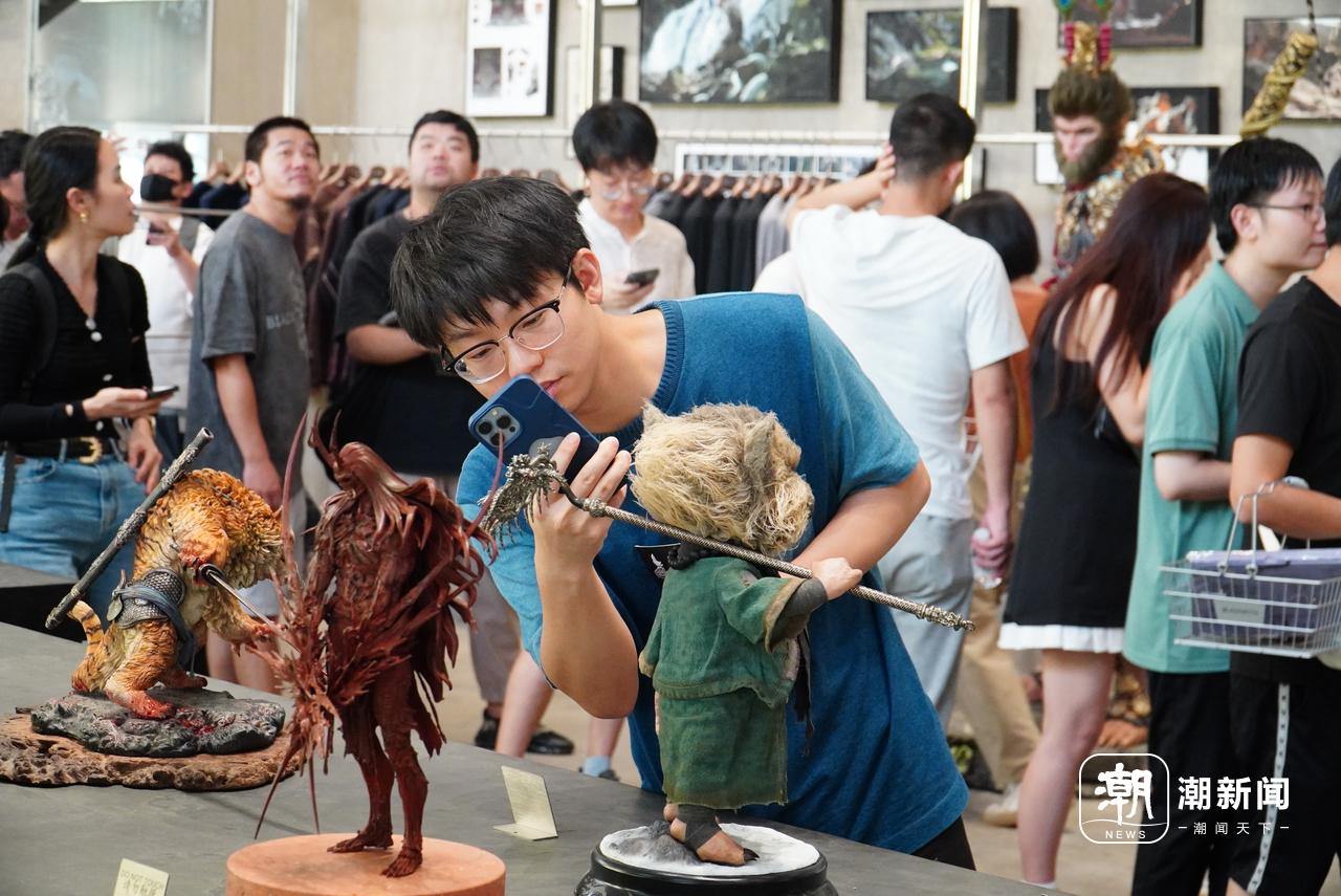 00“黑神话BLACKMYTH”线下零售店内,顾客在拍照留念。记者 毛艺蓉 摄.JPG