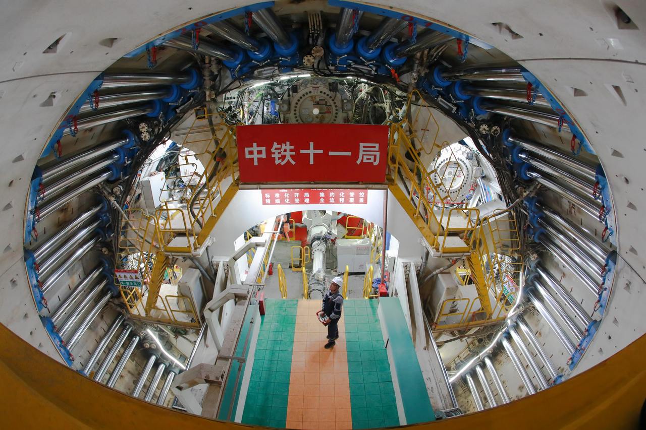 微信图片_2025-10-19_103102_954中铁十一局施工人员在甬舟铁路金塘海底隧道内进行管片拼装作业。 徐云华 摄.jpg