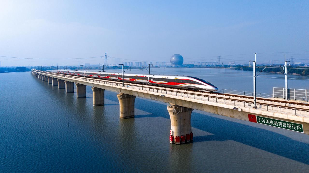 微信图片_2025-10-19_103618_443一列复兴号智能动车组列车在沪苏湖高铁跨青桃线大桥上行驶。 张卫国 摄.jpg