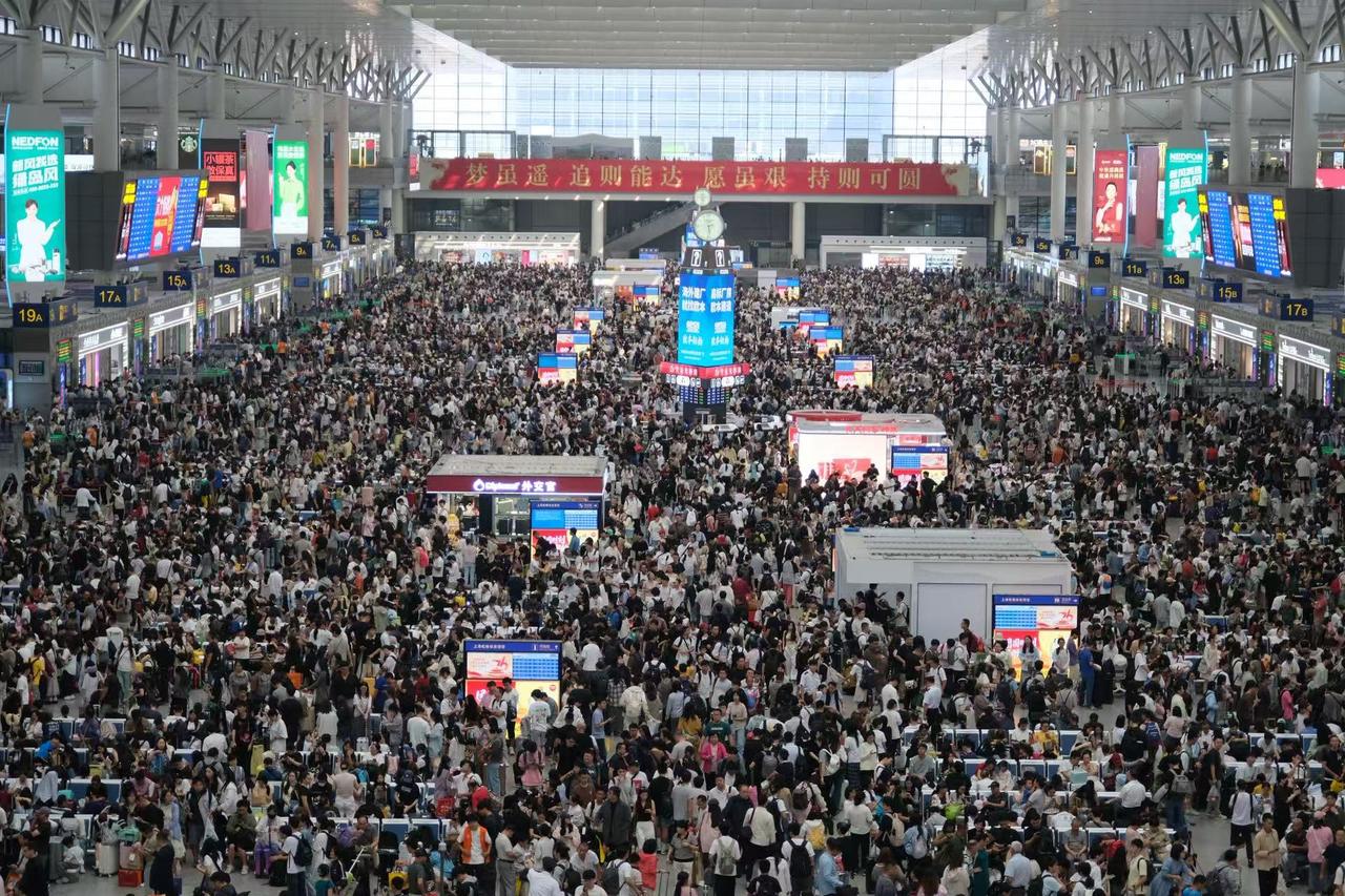 微信图片_2025-10-19_104202_84310月1日,上海虹桥站迎来国庆中秋假期客流最高峰。图为旅客在候车室内候车。 过云松 摄.jpg
