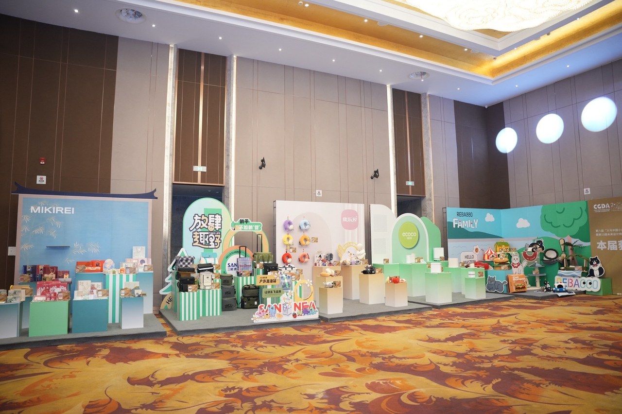 获奖作品展示台全景.jpg