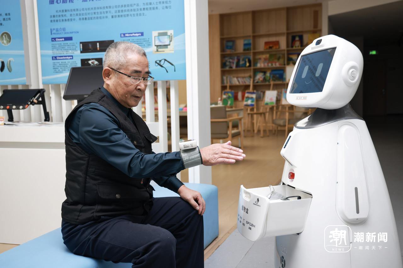 养老机器人“小悉”为老人进行健康监测。(姚颍康 摄).jpg