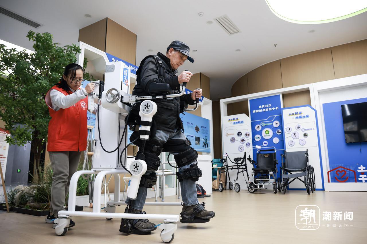 老人使用外骨骼机器人进行行走锻炼2(姚颍康 摄).jpg