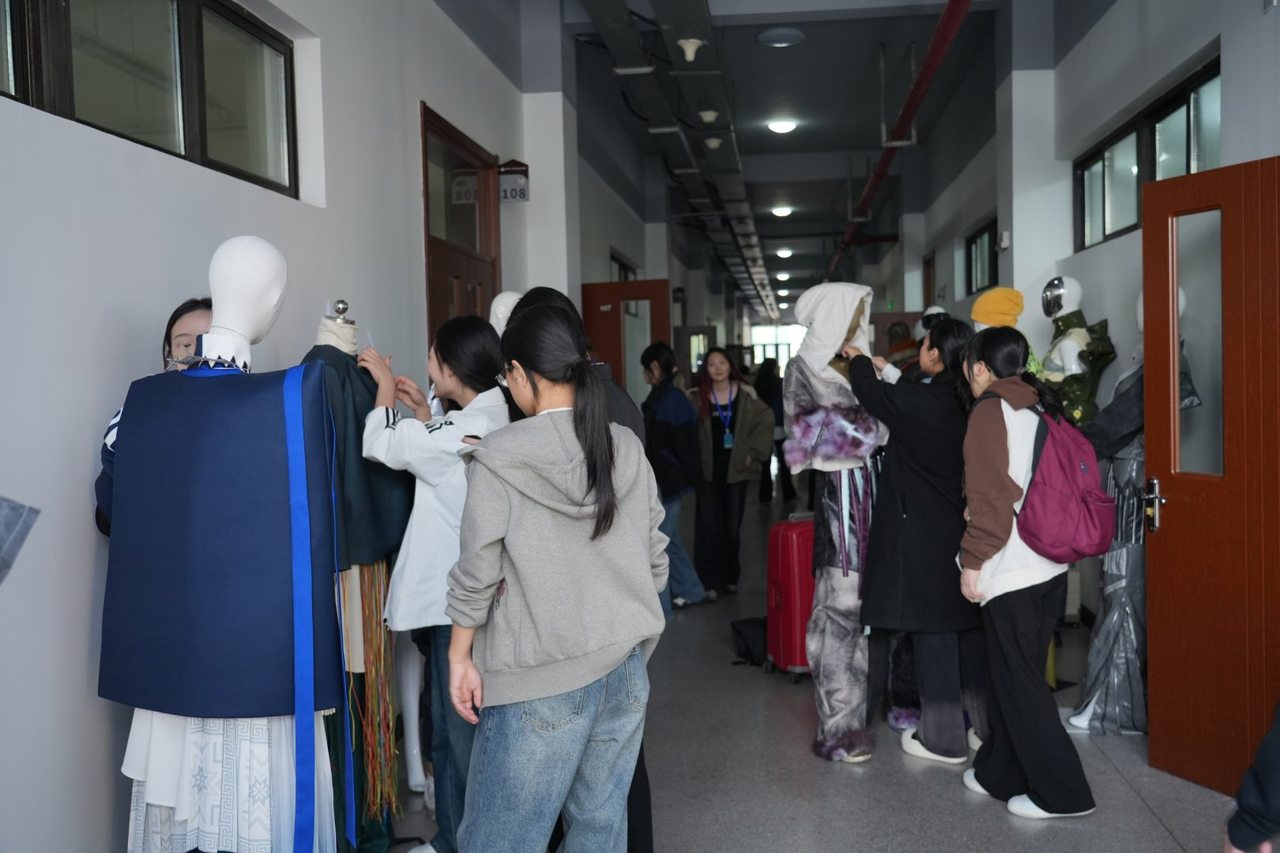 用创意诠释时尚与多元！第九届浙江省大学生服装服饰创意设计大赛决赛在上虞开赛