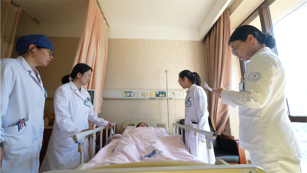 为圆梦做母亲,高危孕妇装上临时心脏起搏器闯过“生死分娩”