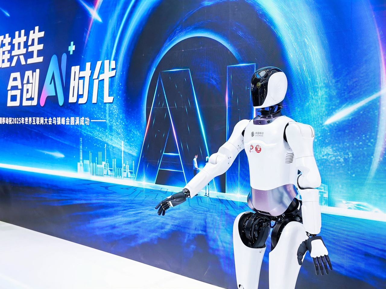 在乌镇峰会尝鲜“AI+”生活，中国移动“硅碳融合”让科幻照进现实