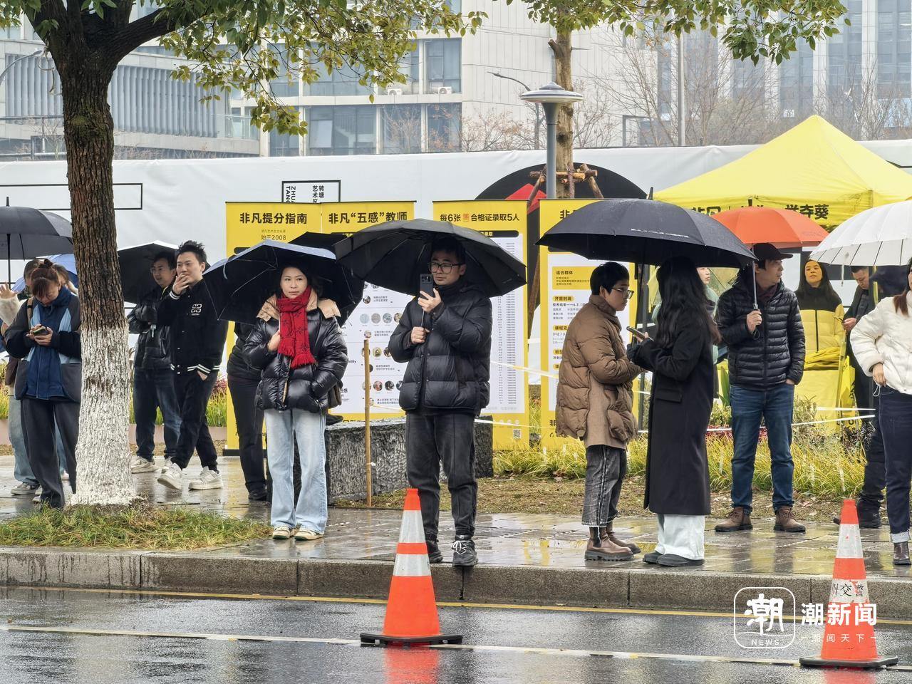 雨幕里中国美院校考继续,考场外家长们的等待很暖(1)