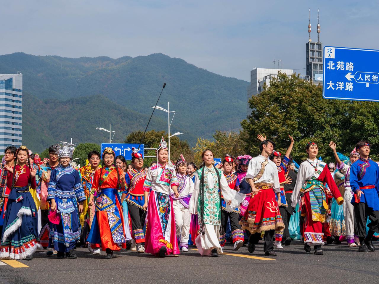 浙报头版 | 第六届国际摄影研讨会暨2025丽水摄影节开幕 千余场展览邀你共赴光影之约