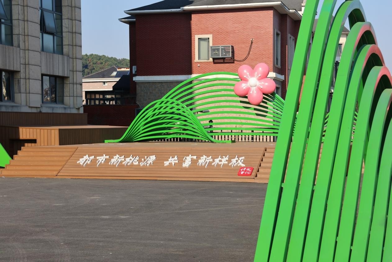 这座独具匠心的舞台亮了，既融入地方文化元素，又透着几分“潮”味