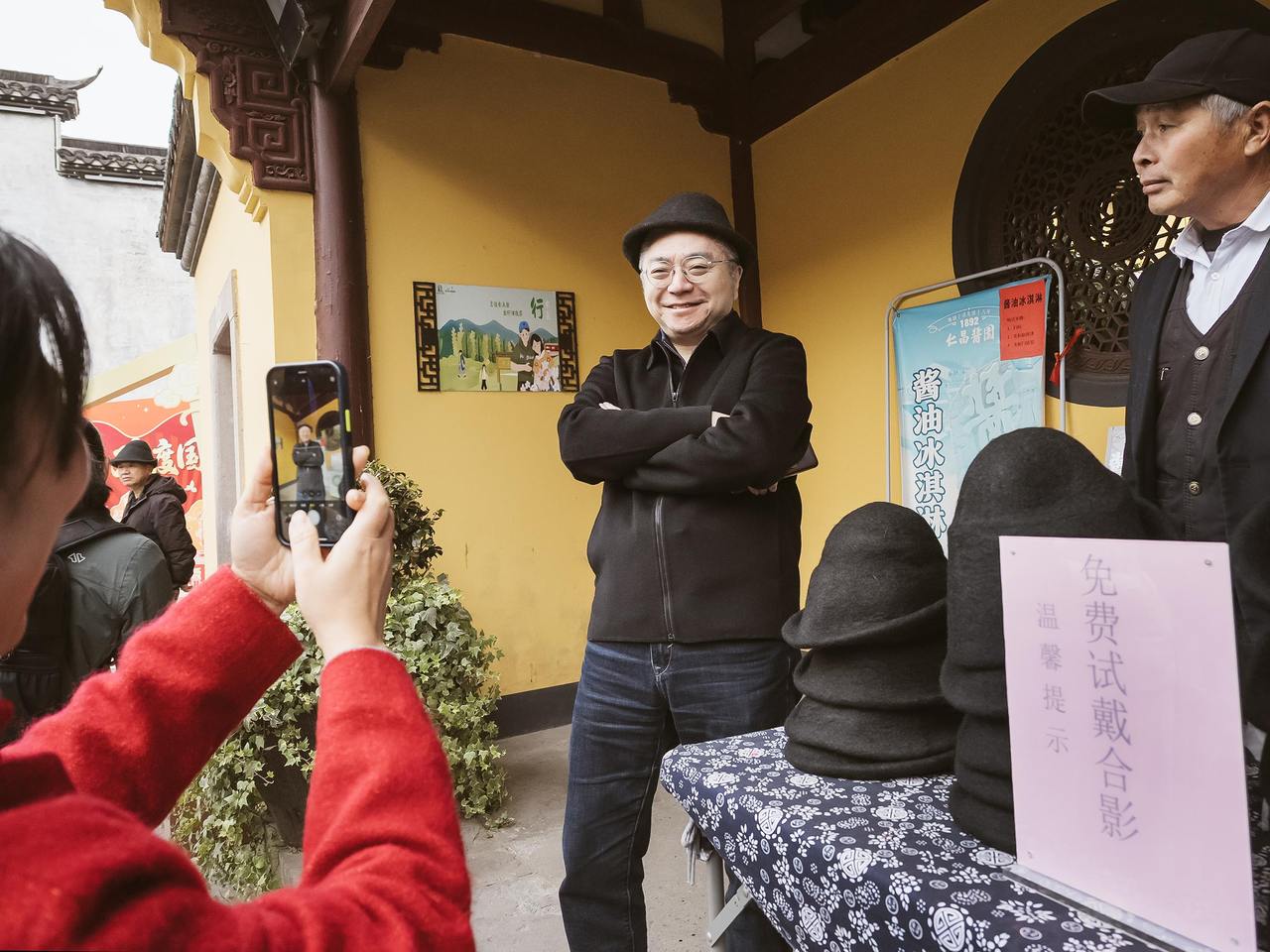 安昌古镇试戴乌毡帽引发风波,演员洪剑涛再发声:我处理不周