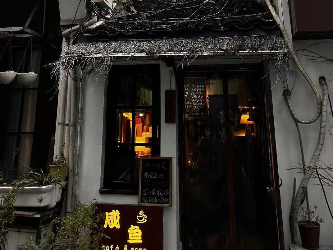 小店纪事│城头巷里藏着九年老店:一张桌子的“咸鱼”,老友不断