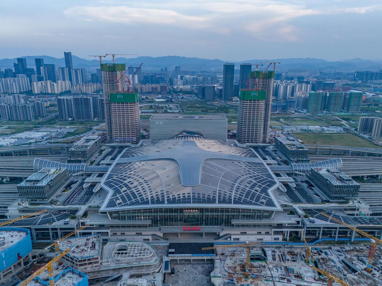 “万人摇”红盘业主的纠结:是现在就卖,还是等3年后房价重新上涨?