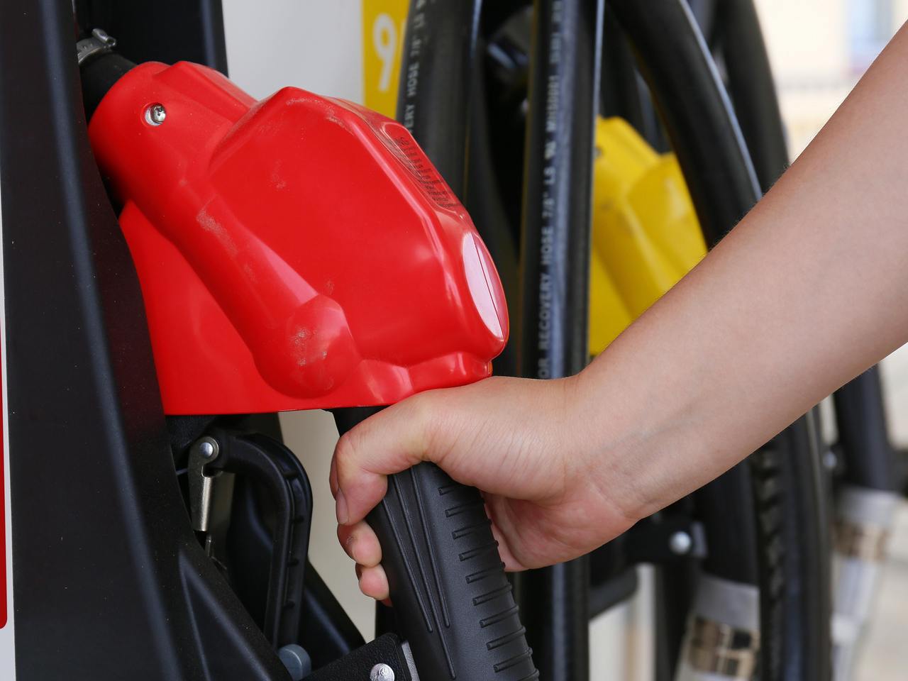 纽约原油期货创年内新低，国内成品油或以“三连跌”收官