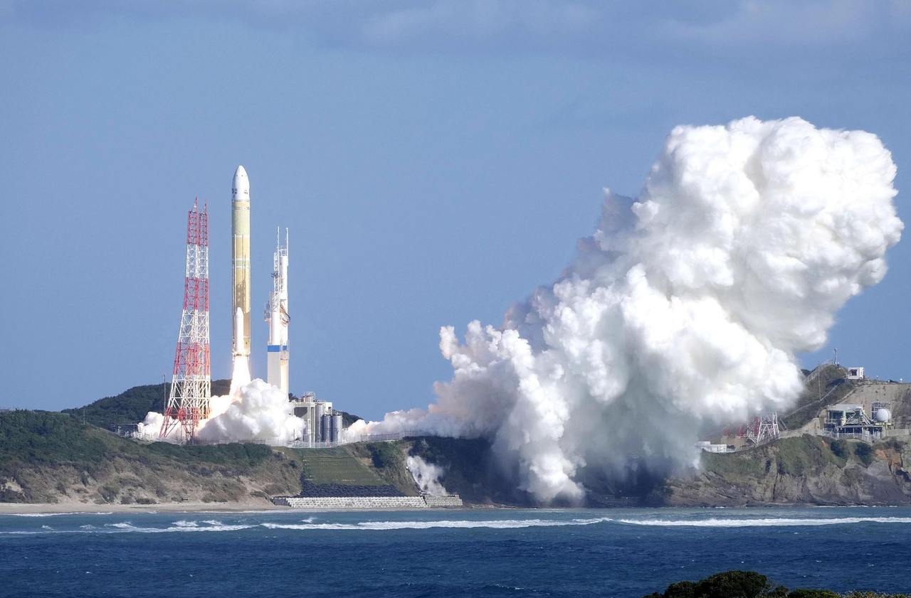 12月22日,日本鹿儿岛县南种子町,一枚日本H3火箭搭载“引路”5号卫星从种子岛宇宙中心发射升空。.jpg