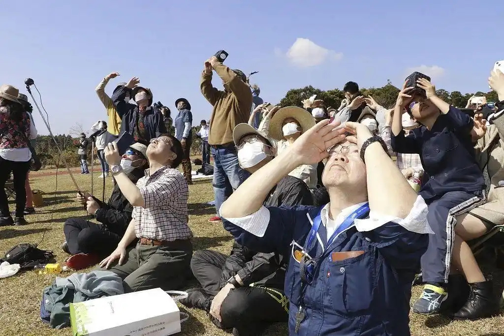 2023年3月7日,日本鹿儿岛,观众在种子岛宇宙中心观看日本“H3”新型火箭发射。图视觉中国.webp.jpg