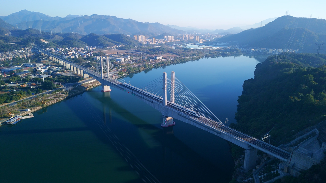 (主图参考)11月20日,首列试运行列车驶过杭衢高铁新安江特大桥。 王兴 摄.jpg