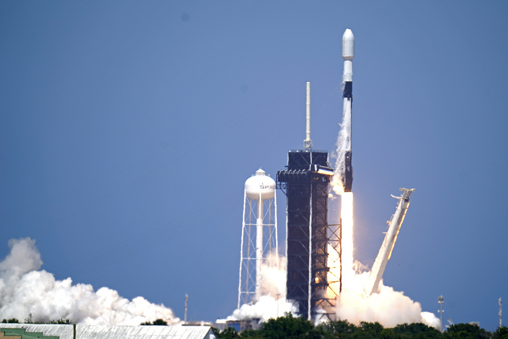 2021年5月4日,一枚猎鹰9号在卡纳维拉尔角发射,把60颗小卫星送入轨道。图源视觉中国.jpg