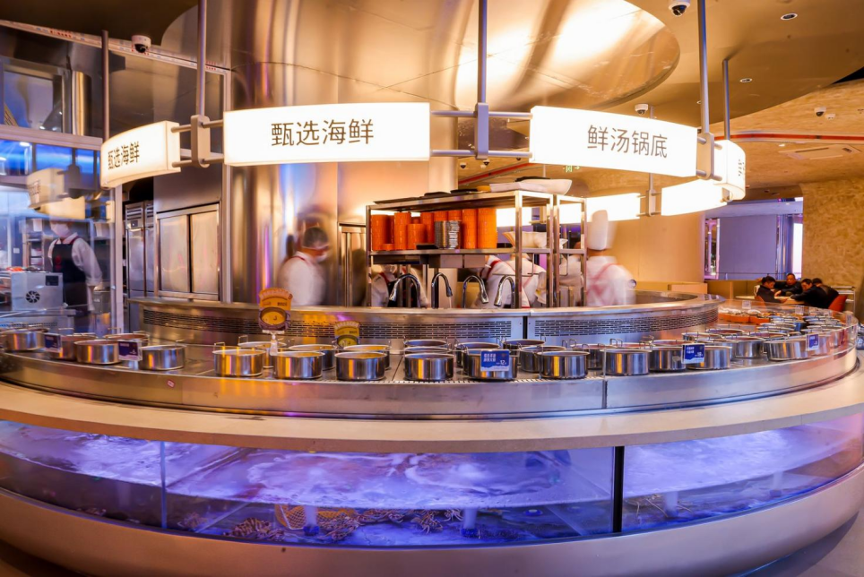 “这里的海鲜都是海底捞的” 海底捞大排档火锅上海首店试营业