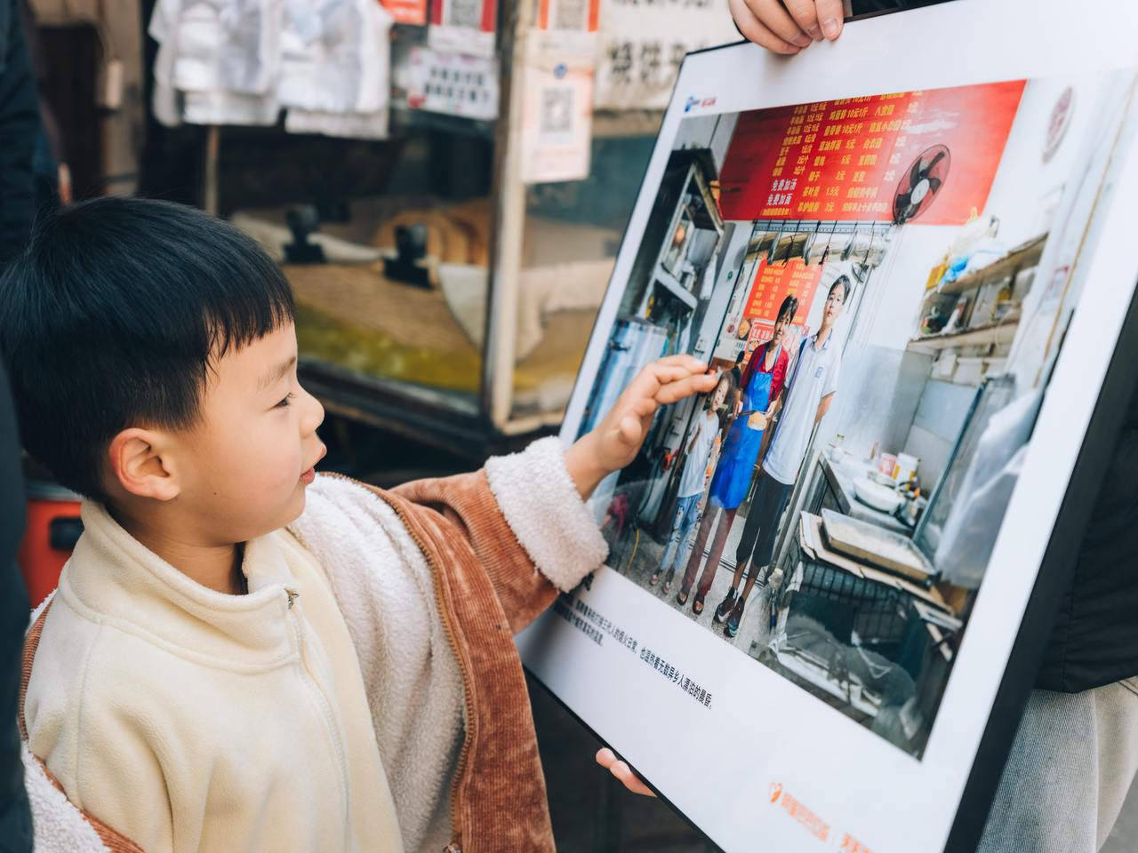 不落幕的小店写真展！当照片“回”到小店，店主们笑着签收