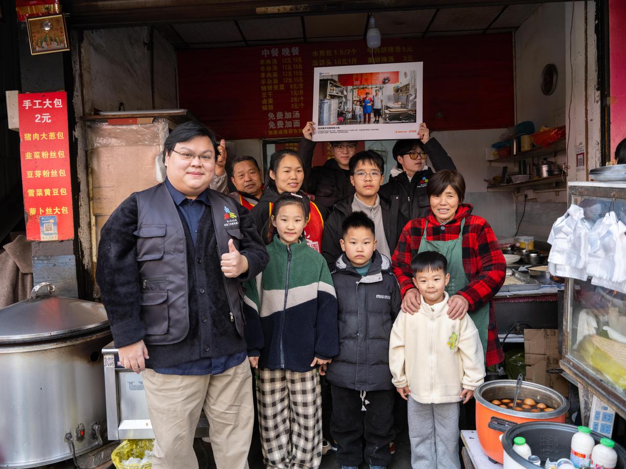 不落幕的小店写真展!当照片“回”到小店,店主们笑着签收