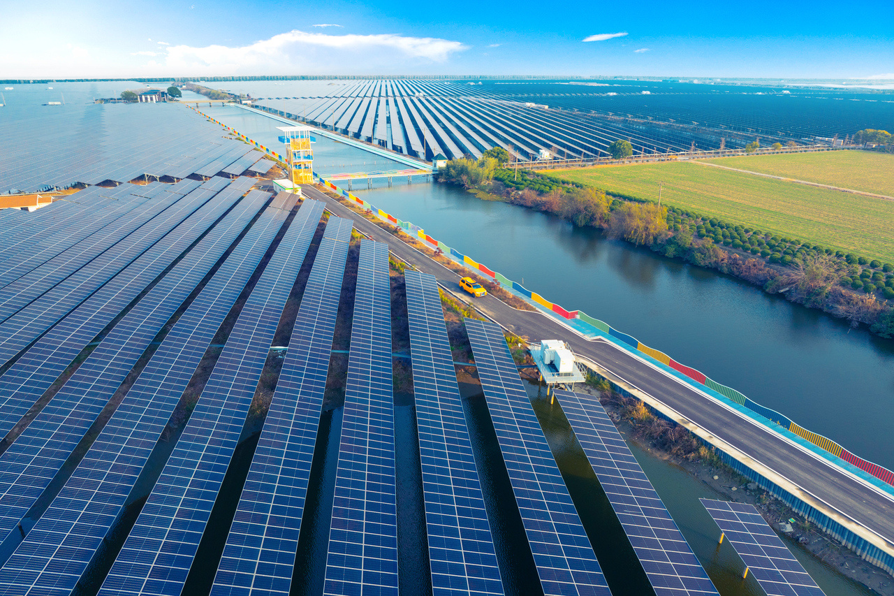 嘉达渔光互补光伏发电项目航拍。 钱成昊 摄.jpg