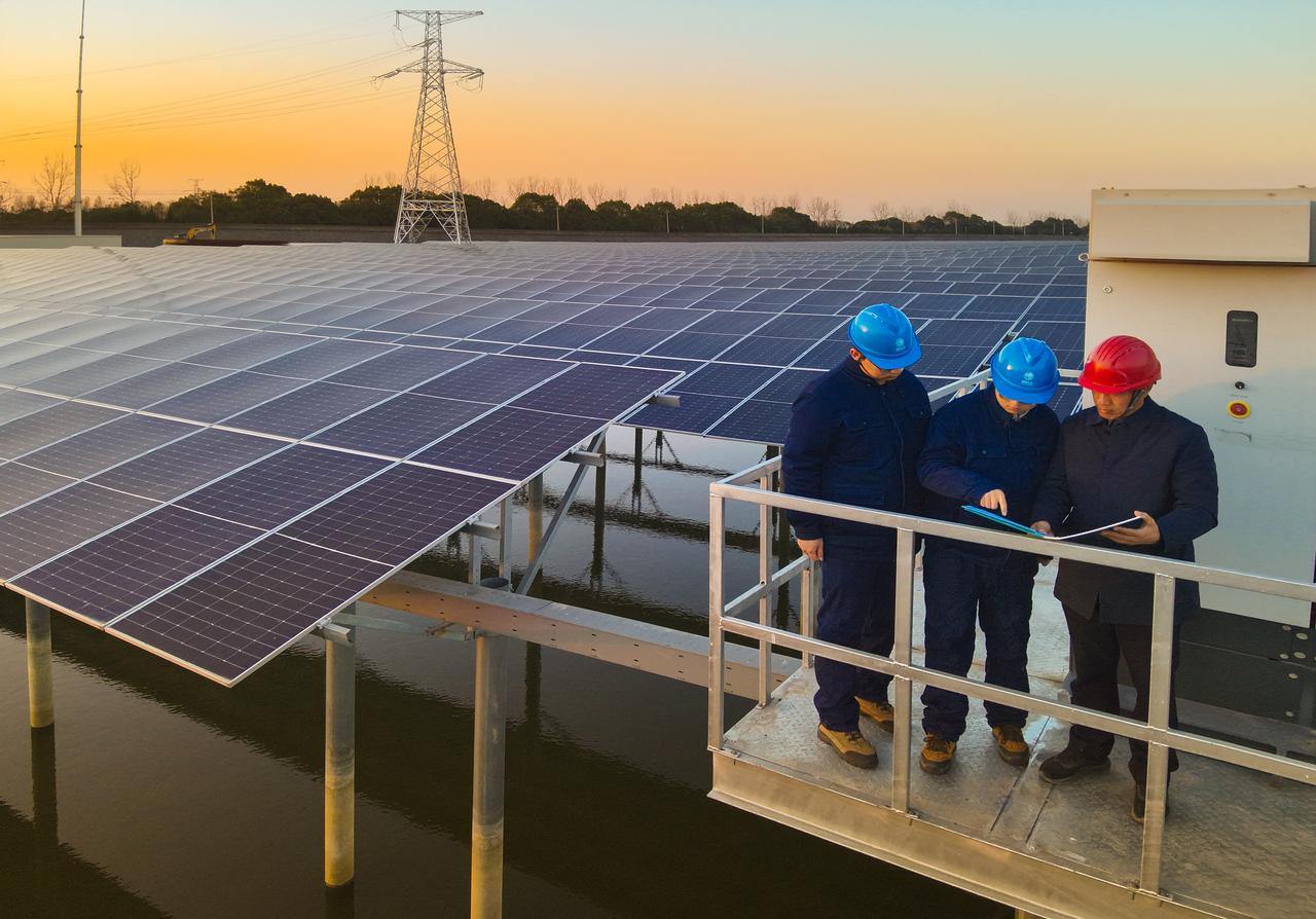 国网杭州供电公司工作人员与用户商讨建设方案。 宋雨扬 摄.jpg