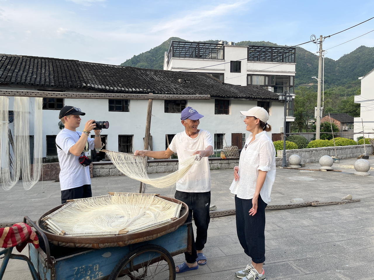 德国记者采访索面制作。叶玲玲 摄.jpg
