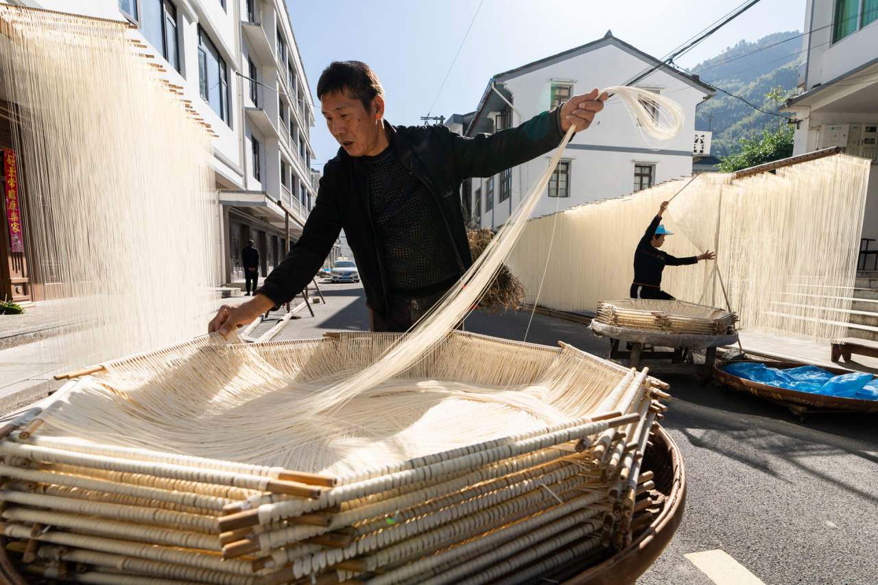 村民晒索面。孙凛 摄.jpeg