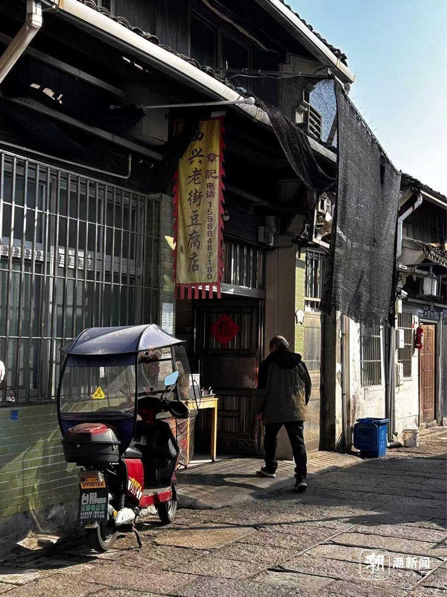 杭州68岁老人守着84年老店,一块臭豆腐炸出巷陌温情