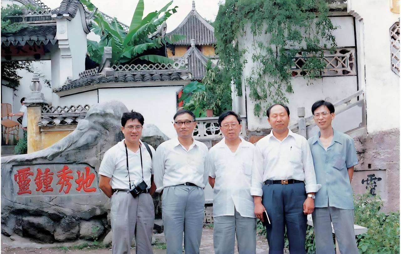3、枫桥小天竺合影(自左至右依次为:董释伦、马礼畏、丁锡满、陈继光、陈侃章).jpg