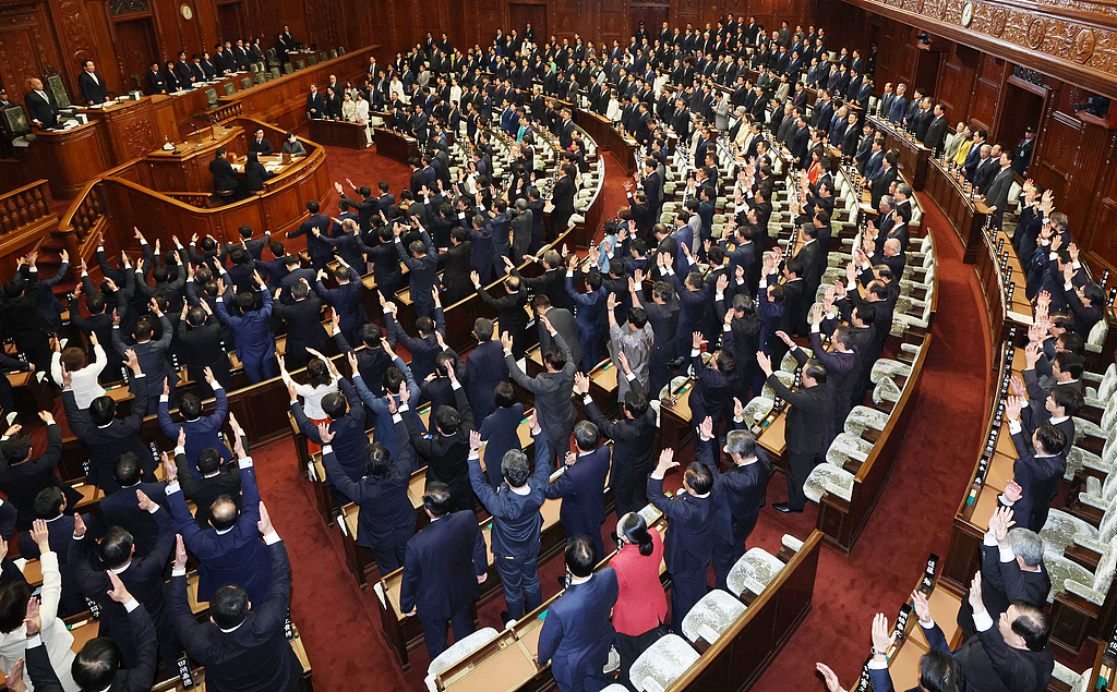 23日,日本东京,国会大厦,日本众议院解散,众议院议员按惯例欢呼。.jpg