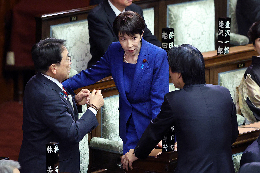 1月23日,日本东京,日本首相高市早苗(中)在国会众议院举行例行会议前。.jpg