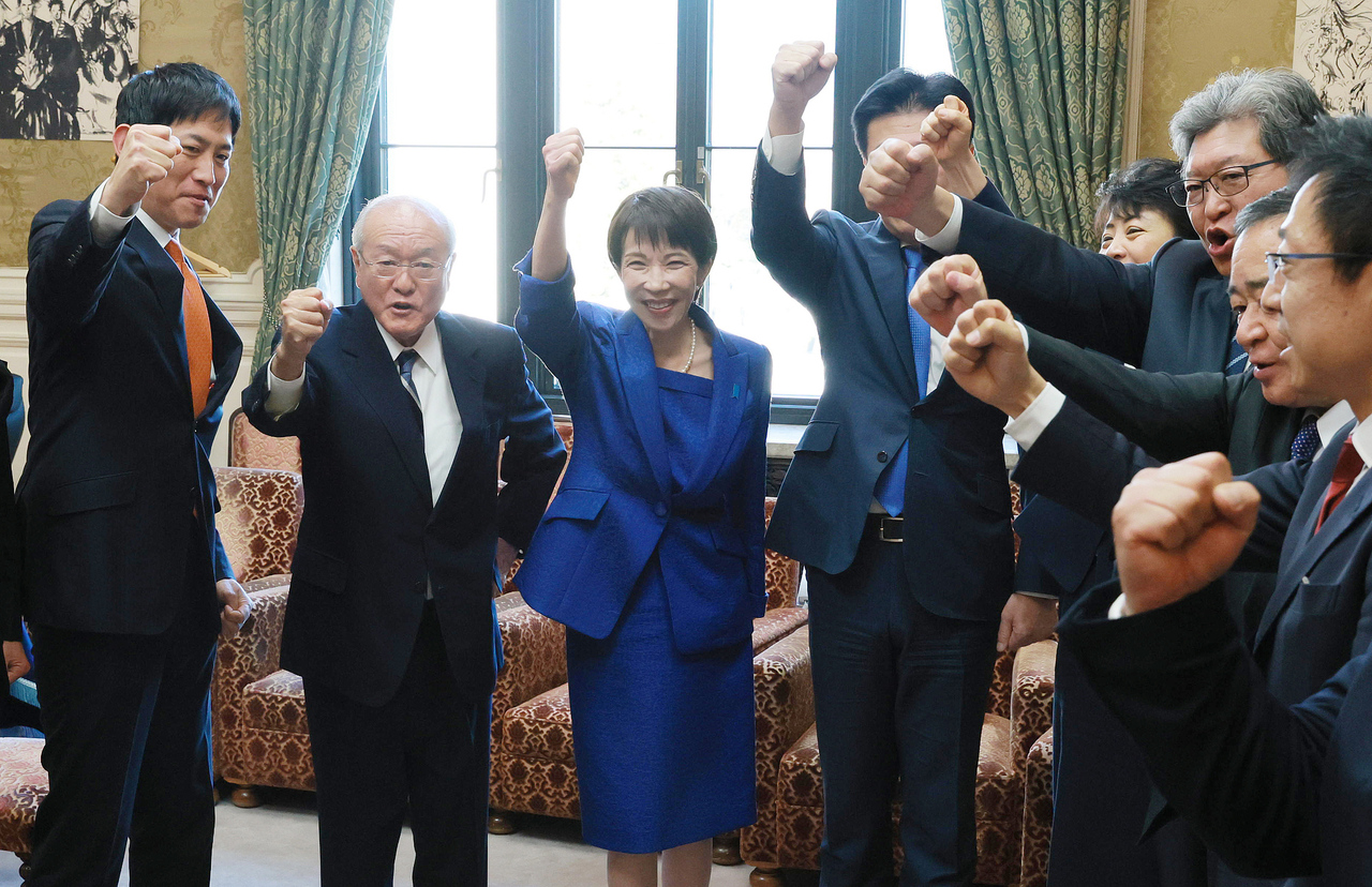 1月23日,日本东京,日本首相高市早苗(中)在国会大厦.jpg