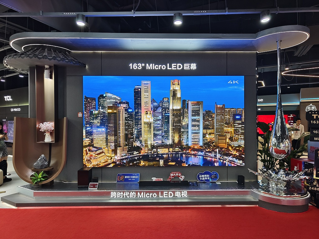 2025年6月15日,武汉光谷京东MALL,TCL 163英寸X11H Max MicroLED巨幕电视引人注目。.jpg