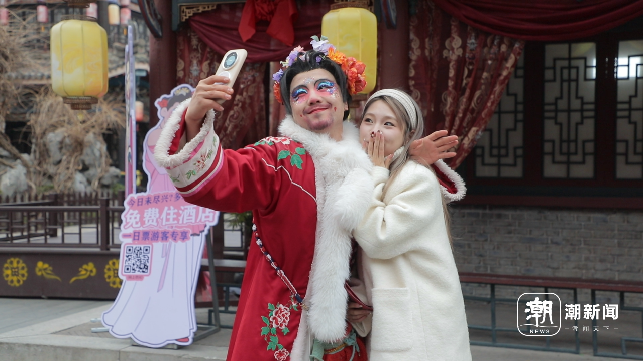 “如花”和游客互动。石怡锋/摄