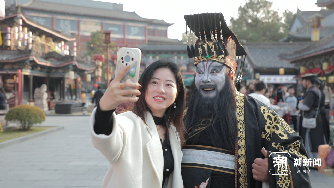 游客和“阎王爷”合影。石怡锋/摄