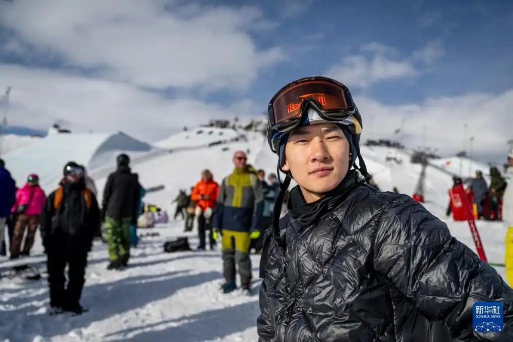1月18日,获得男子单板滑雪坡面障碍技巧季军的苏翊鸣在比赛间隙。图片来源:新华社