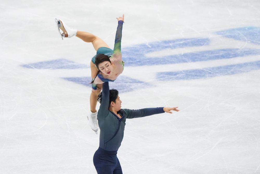 1月24日,中国组合隋文静(上)/韩聪在国际滑联四大洲花样滑冰锦标赛双人滑自由滑比赛中获得亚军。图片来源:新华社