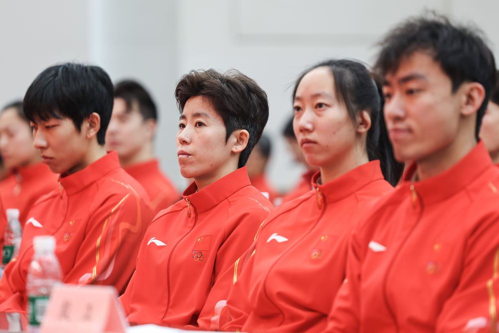 1月27日,短道速滑运动员范可新(左二)等在米兰冬奥会中国体育代表团成立动员大会上。图片来源:新华社