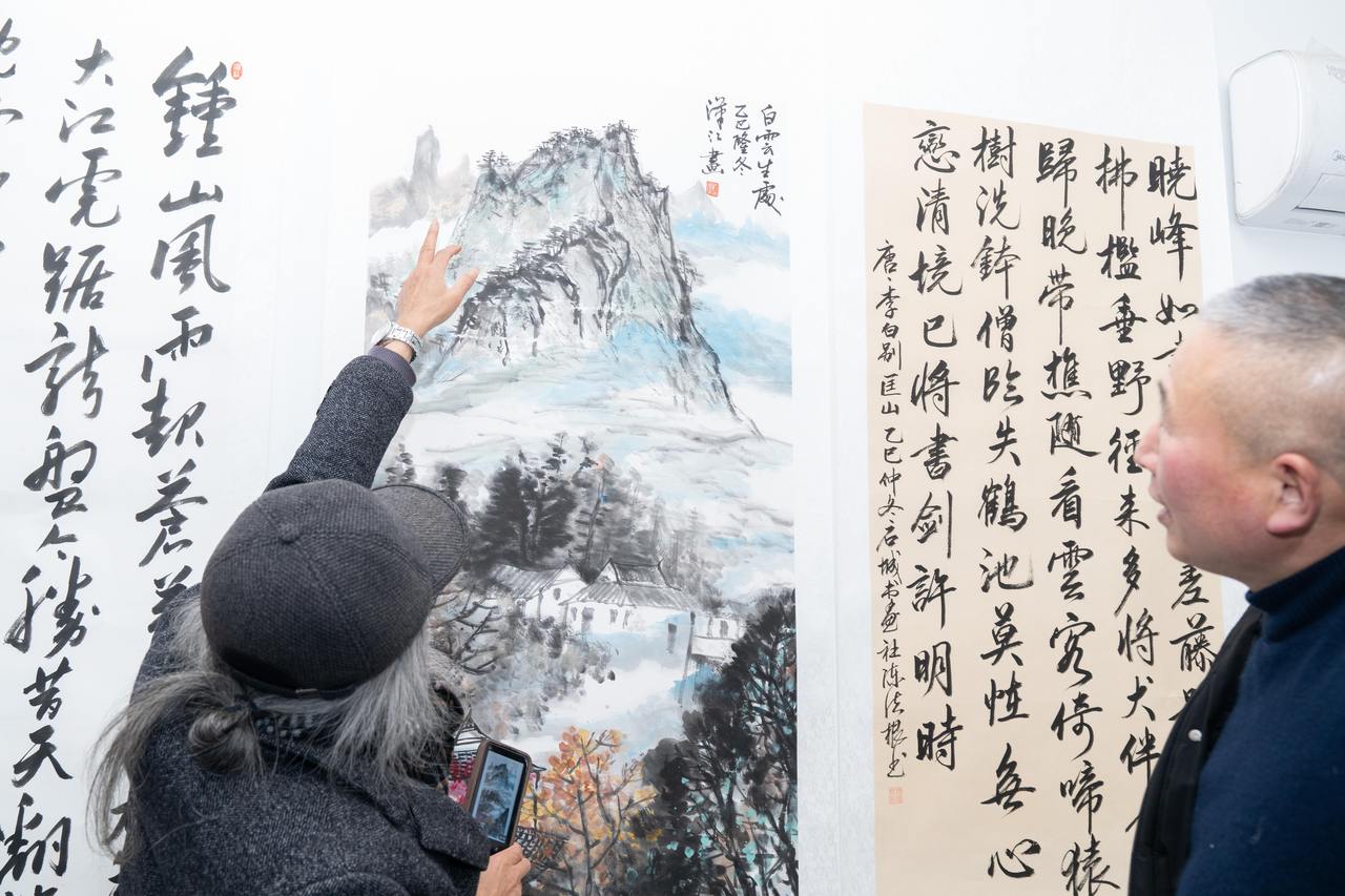 余杭乡村举办迎新书画展 笔墨丹青润泽村民文化生活
